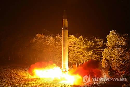 도쿄 AP=연합뉴스) 북한의 대륙간탄도미사일(ICBM)급 '화성-14형'이 지난달 28일 2차 시험 발사되고 있다. 일본 정부가 8일 공식 발표한 2017년 방위백서는 북한의 핵·미사일 개발 상황에 대해 작년의 "중대하고도 절박한 위협"에서 올해는 "새로운 단계의 위협"으로 표현을 강화했다. 핵실험에 대해서는 작년에는 "북한의 핵무기 계획이 상당히 진전됐을 가능성이 있다"고 적었지만, 올해는 '가능성'을 빼고 "북한의 핵무기 계획이 이미 상당히 진전됐다"고 단정적으로 표현했다.   ymarshal@yna.co.kr