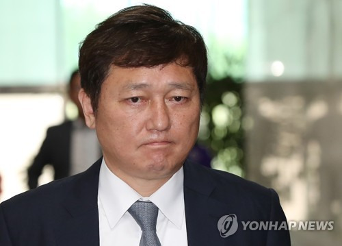 (서울=연합뉴스) 김도훈 기자 = 더불어민주당 정치발전위원회 위원장으로 임명된 최재성 전 의원이 9일 오전 국회 당대표실에서 추미애 대표와 면담을 마친 뒤 의사당을 나서며 취재진의 질문을 경청하고 있다. 2017.8.9      superdoo82@yna.co.kr