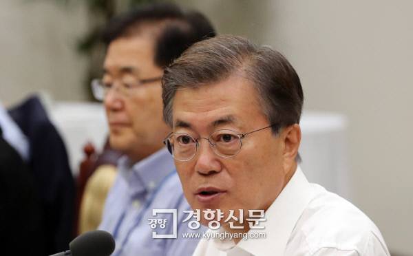 문재인 대통령이 10일 청와대에서 열린 수석·보좌관회의에서 발언을 하고 있다. 청와대사진기자단