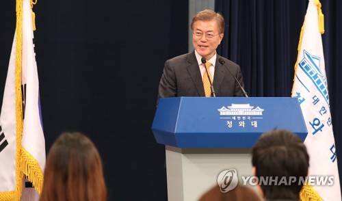 (서울=연합뉴스) 김주형 기자 = 문재인 대통령이 19일 오후 춘추관 대브리핑실에서 김이수 헌법재판소장 인사발표를 하고 취재진의 질문에 답하고 있다. 2017.5.19  kjhpress@yna.co.kr  (끝)