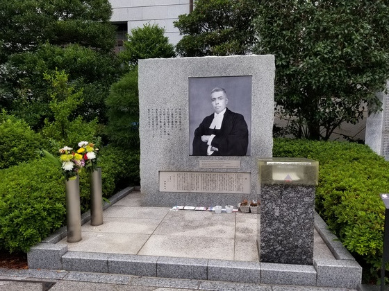 야스쿠니 신사에는 전후 극동국제군사재판에서 유일하게 전범 전원의 무죄를 주장한 인도인 라다 비노드 팔 판사를 칭송하는 현창비가 세워져 있다.[윤설영 도쿄 특파원]