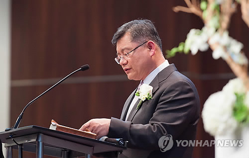 (밴쿠버 AFP=연합뉴스) 국가 전복 혐의로 북한에서 복역 중 석방된 한국계 캐나다인 임현수 목사가 캐나다 정부 특사와 함께 귀국길에 올랐다고 캐나다 정부가 10일(현지시간) 공식 확인했다. 임 목사는 이날 오전 군용기편으로 일본 요코타 미군 기지에 도착했으며 캐나다 정부 특사로 북한을 방문했던 대니얼 장 총리 안보보좌관 일행이 동행한 것으로 알려졌다. 사진은 임 목사가 캐나다 온타리오주 미시소거의 한 교회에서 예배를 인도하는 모습으로 촬영날짜는 미상.      ymarshal@yna.co.kr