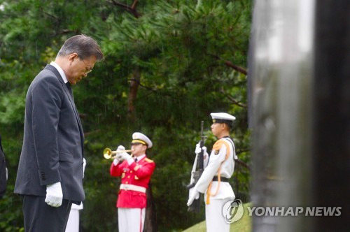 (서울=연합뉴스) 김주형 기자 = 문재인 대통령이 광복절인 15일 오전 서울 용산구 백범 김구 묘역에서 헌화한 뒤 묵념하고 있다. 2017.8.15  kjhpress@yna.co.kr  (끝)