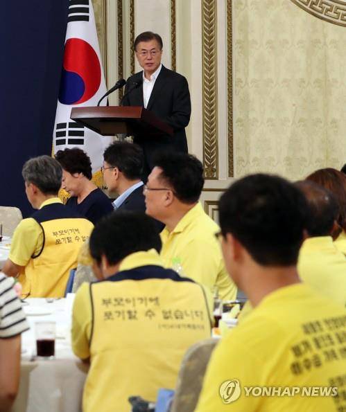 (서울=연합뉴스) 배재만 기자 = 문재인 대통령이 16일 오후 청와대 영빈관에서 열린 4.16 세월호 참사 피해자 가족 초청 간담회에서 발언하고 있다. 참석자 일부가 입은 조끼 뒷면에 '부모이기에 포기할 수 없습니다'란 문구가 눈에 띈다.
