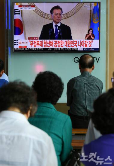 17일 오전 서울역 맞이방에서 시민들이 문재인 대통령 취임 100일 기자회견을 시청하고 있다. (사진=황진환 기자)