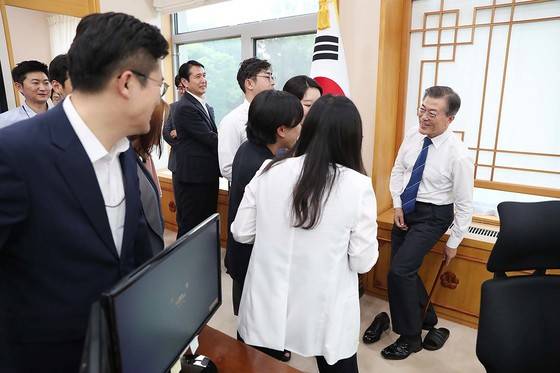 17일 오후 문재인 대통령 취임 100일 맞아 진행된 청와대 오픈하우스에 참석한 청와대 출입기자단이 경내를 둘러보고 있다.[사진 청와대]