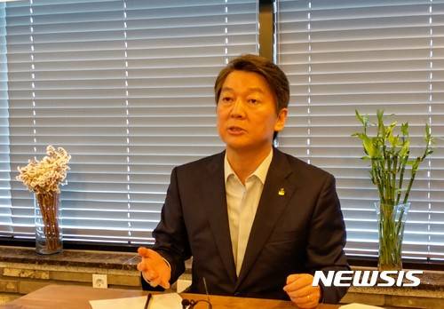 【천안=뉴시스】이종익 기자 = 국민의당 8·27 전당대회 당 대표 선거에 출마한 안철수 후보가 19일 오후 충남 천안시 동남구 광화문연가에서 열린 당대표 후보 기자간담회에서 모두 발언을 하고 있다.  2017.08.19. 007news@newsis.com