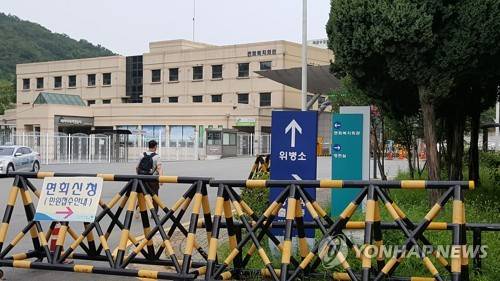 (성남=연합뉴스) 이우성 기자 = 중부전선 최전방에서 포사격 훈련 중 폭발사고가 나 2명이 숨지고 5명이 다친 사고 이틀째인 19일 부상자가 치료 중인 경기도 성남 국군수도병원 앞. 휴가, 외출, 외박 장병과 근무자 등만 드나들고 있다. 2017.8.19       gaonnuri@yna.co.kr