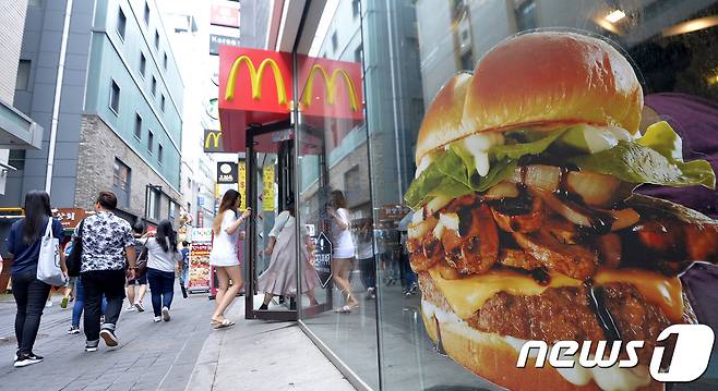 서울시내의 한 맥도날드 매장으로 외국인관광객들이 들어서고 있다. 지난해 9월 고기패티가 덜 익은 맥도날드 햄버거를 먹은 4살 어린이가 일명 '햄버거병'인 용혈성 요독증후군(HUS)에 걸렸다는 주장이 제기돼 검찰이 수사에 착수했다. 2017.7.9/뉴스1 © News1 박지혜 기자