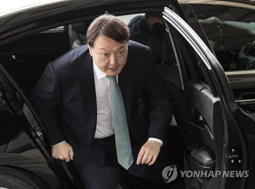 서울중앙지검 청사로 출근하는 윤석열 지검장 [연합뉴스]