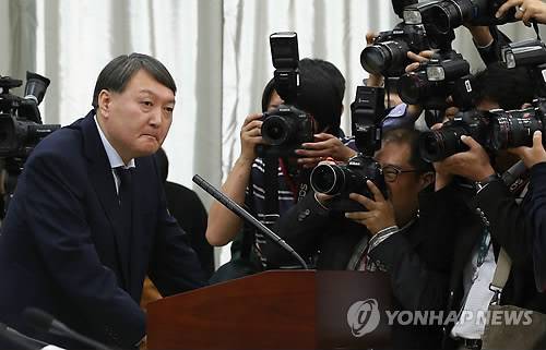 지난 2013년 10월 21일 국회 법제사법위원회의 서울고검·서울지검 등에 대한 국정감사에서 윤석열 당시 여주지청장이 의원의 질의에 답하고 있다. [연합뉴스]