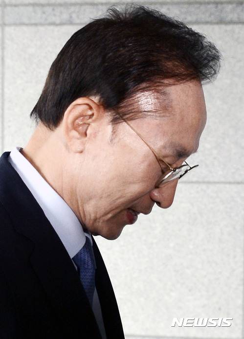 【인천공항=뉴시스】홍찬선 기자 = 이명박 전 대통령이 18일 오후 카자흐스탄으로 출국하기 위해 인천공항에 도착하고 있다. 이 전 대통령의 카자흐스탄 방문은 누르술탄 나자르바예프 대통령의 초청에 이뤄졌다. 2017.07.18. mania@newsis.com