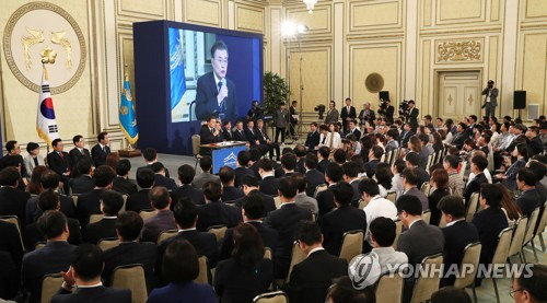 (서울=연합뉴스) 김주형 기자 = 문재인 대통령이 17일 오전 취임 100일을 맞아 청와대 영빈관에서 출입기자들과 취임 후 첫 기자회견을 하고 있다. 2017.8.17   kjhpress@yna.co.kr