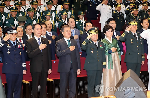 (서울=연합뉴스) 배재만 기자 = 문재인 대통령이 20일 오후 국방부에서 열린 합참의장 이ㆍ취임식 행사에서 정경두 신임 합참의장(맨 왼쪽), 이순진 이임 합참의장, 송영무 국방부 장관 등과 함께 국기에 대한 경례를 하고 있다. 2017.8.20       scoop@yna.co.kr