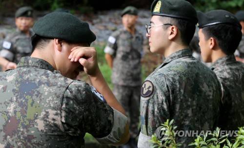 (성남=연합뉴스) 권준우 기자 = 21일 오전 경기도 성남시 분당구 국군수도병원 장례식장에서 K-9 자주포 사격훈련중 순직한 故 이태균 상사와 故 정수연 상병의 운구가 실려나오자 장병들이 눈물을 흘리고 있다.      지난 18일 오후 3시 19분께 강원도 철원군 갈말읍 일대 사격장에서 육군 모 부대의 10여문의 K-9 자주포 사격훈련중 5번째 자주포 화포 내부에서 화재가 발생해 2명의 사망자와 5명의 부상자가 발생했다. 2017.8.21      stop@yna.co.kr