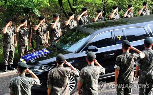 (성남=연합뉴스) 권준우 기자 = 21일 오전 경기도 성남시 분당구 국군수도병원 장례식장에서 K-9 자주포 사격훈련중 순직한 故 이태균 상사와 故 정수연 상병의 운구가 실린 차량이 도열한 동료들 사이를 지나고 있다.      지난 18일 오후 3시 19분께 강원도 철원군 갈말읍 일대 사격장에서 육군 모 부대의 10여문의 K-9 자주포 사격훈련중 5번째 자주포 화포 내부에서 화재가 발생해 2명의 사망자와 5명의 부상자가 발생했다. 2017.8.21