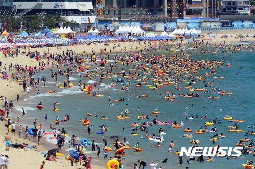 【부산=뉴시스】 하경민 기자 = 폭염경보가 발효된 6일 부산 해운대해수욕장을 찾은 피서객들이 물놀이를 즐기고 있다. 2017.08.06.  yulnetphoto@newsis.com