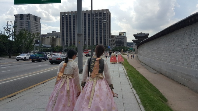 지난 22일 오후 경복궁 앞에서 시민들이 한복 체험을 하고 있는 모습.