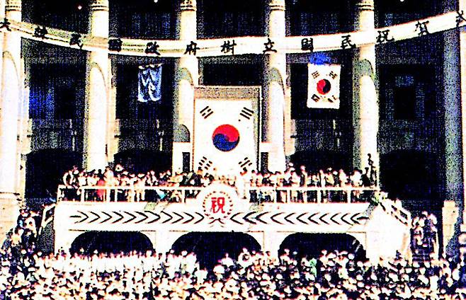 1948년 8월 15일 중앙청에서 열린 대한민국 정부 출범을 축하하는 행사. ‘1919년 건국론’은 이 국민축하식이 ‘대한민국 정부 수립’ 플래카드를 내건 점을 들어 당시 정부도 대한민국을 건국한 것으로 생각하지 않았다고 주장한다.