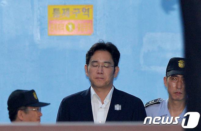 이재용 삼성전자 부회장이 7일 오후 서울 서초구 서울중앙지방법원에서 열린 결심공판을 마치고 법원을 나서고 있다. 박영수 특별검사는 이날 박근혜 전 대통령과 최순실씨 일가에 수백억원의 뇌물을 준 혐의로 이 부회장에게 징역 12년의 중형을 구형했다. 2017.8.7/뉴스1 © News1 구윤성 기자
