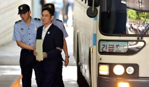 이재용 삼성전자 부회장이 25일 오후 서울 서초구 서울중앙지법에서 열리는 선고 공판에 출석하기 위해 호송차에서 내려 법정으로 향하고 있다. / 조선DB