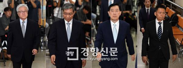 박상진 전 삼성전자 사장, 장충기 전 삼성 미래전략실 차장, 최지성 전 미래전략실 실장, 황성수 전 삼성전자 전무(왼쪽부터)가 25일 서울중앙지법에서 열린 1심 선고 공판에 출석하고 있다. 김영민기자