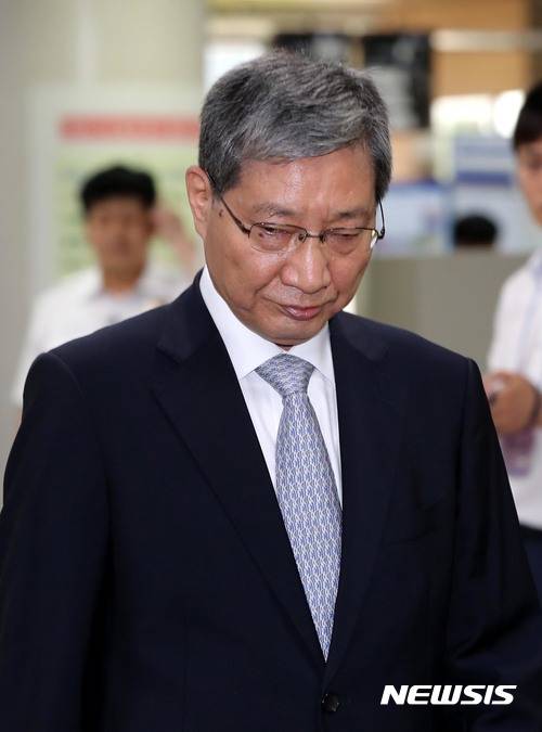 【서울=뉴시스】박진희 기자 = 25일 오후 서초구 서울중앙지법에 이재용 삼성전자 부회장과 함께 기소돼 불구속 상태에서 재판을 받기위해 삼성 미래전략실 장충기 전 차장이 출석 하고 있다. 2017.08.25. photo@newsis.com