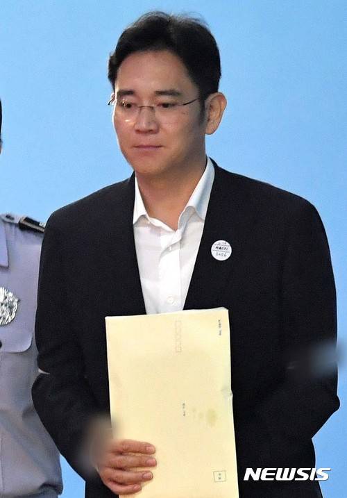 【서울=뉴시스】박진희 기자 = 이재용 삼성전자 부회장이 25일 오후 서울 서초구 서울중앙지방법원에서 열린 뇌물 공여 등 혐의에 대한 1심 선고 공판에서 징역 5년을 선고받은 뒤 서울구치소로 이동하는 호송차량으로 향하고 있다. 2017.08.25. photo@newsis.com