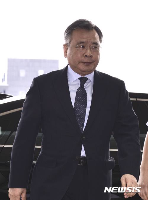 【서울=뉴시스】강경환 학생기자 = 박영수 특별검사가 7일 오후 서울 서초구 서울중앙지방법원에서 열린 이재용 삼성전자 부회장에 대한 결심 공판에 출석하고 있다. 2017.08.07.photo7@newsis.com