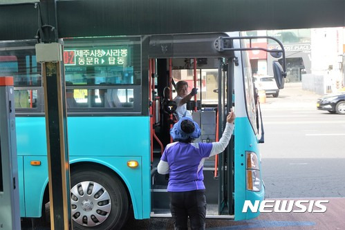 【제주=뉴시스】장재혁 기자 = 제주지역 대중교통체계 개편이 26일 시행된 가운데 오전 8시께 제주시청 버스정류소 앞에서 한 시민이 버스 타는 법을 몰라서 버스운전기사에게 목적지가 맞는지 질문을 하고 있다.2017.08.26. jjhyej@newsis.com