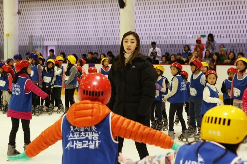 피겨퀸 김연아가 26일 서울 목동아이스링크에서 열린 '서울시 스포츠 재능나눔 피겨교실'에서 어린이를 지도하고 있다. [올댓스포츠 제공=연합뉴스]