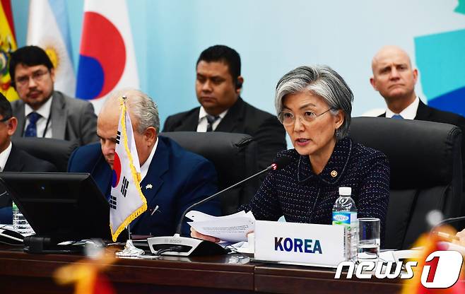 강경화 외교부 장관이 지난달 31일 오전 부산 해운대구 누리마루 APEC하우스에서 열린 '제8차 동아시아-라틴아메리카 협력포럼(FEALAC)에 참석해 회의를 진행하고 있다. 2017.8.31/뉴스1 © News1 여주연 기자