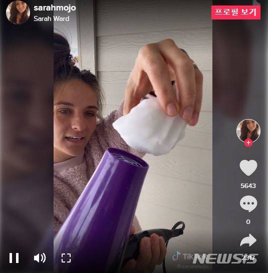 [서울=뉴시스]22일(현지시간) 비즈니스인사이더에 따르면 텍사스에 살고 있는 일부 틱톡 사용자는 텍사스에 내린 폭설이 미국 정부가 만든 가짜 눈이라고 주장하고 있다. 사진은 눈덩이에 드라이기를 대도 녹지 않는다고 주장하는 한 이용자의 틱톡 영상을 캡처한 것이다. 2021.02.23.