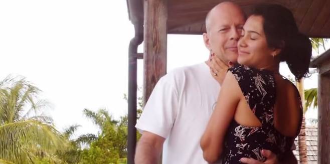 영화배우 브루스 윌리스가 치매로 언어 능력을 거의 상실했다는 근황이 공개됐다. 사진은 영화배우 브루스 윌리스(왼쪽)와 아내 헤밍 엠마의 모습. /사진=골드모닝아메리카 인스타그램 캡처