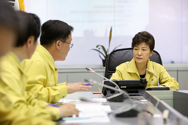 ⓒ청와대제공 세월호 참사 당일 박근혜 대통령은 마지막 지시 후 7시간이 지나 중앙재난안전대책본부를 방문했다.