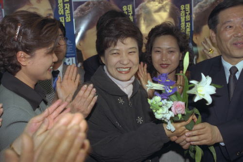 1998년 4월 2일 대구시 달성 보궐선거에서 당선돼 지지자들의 축하를 받고 있는 한나라당 박근혜 후보 [사진=중앙포토]