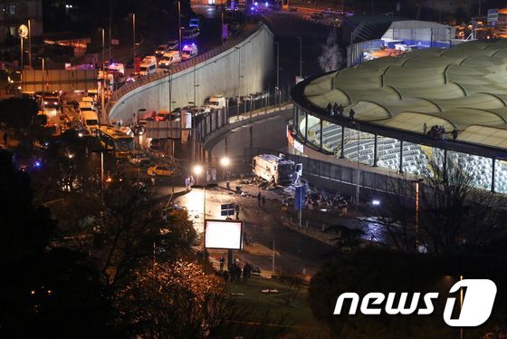 10일(현지시간) 터키 이스탄불 보다폰 아레나 축구 경기장 인근에서 차량 폭탄 공격이 발생해 경찰 버스가 완전히 파손됐다. © AFP=뉴스1