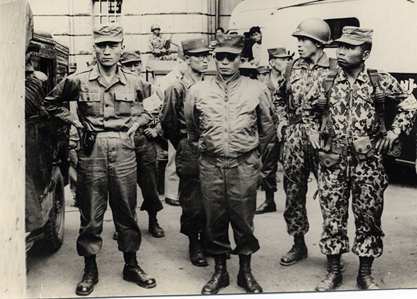 ⓒ연합뉴스 이제껏 역사 교과서에 주로 실려온 쿠데타 당시 군복 차림의 사진(위)은 수록되지 않았다.
