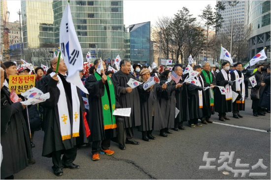 지난 7일 삼성동에서 열린 탄핵반대집회. 목회자 가운을 입은 이들이 해병대에 이어 사실상 선두 그룹에서 행진에 나섰다.
