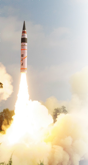 인도가 대륙간탄도미사일(ICBM)인 아그니-5를  시험발사하인도가 대륙간탄도미사일(ICBM)인 아그니-5를  시험발사하고 있다.  [출처  ·  인도 국방연구개발기구 웹사이트]