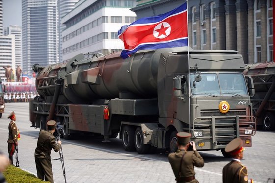 북한이 15일 태양절 열병식에서 공개한 신형 ICBM과 태백산-96을 개조한 발사차량. 차 앞머리에 '태백산'이란 문구가 선명히 보인다. [노동신문]