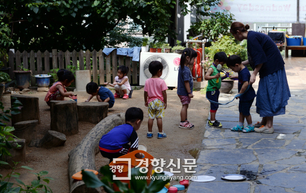 서울의 한 어린이집에서 2세반 어린이들이 뛰어놀고 있다./ 서성일 기자