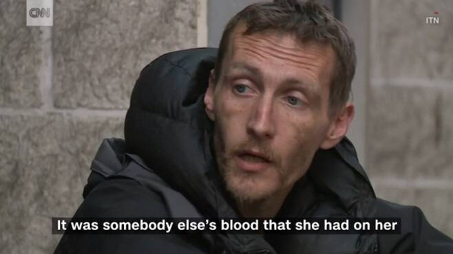 22일(현지시간) 영국 북부 맨체스터에서 발생한 자살 폭탄 테러 현장에서 부상자들을 도운 노숙자 스티븐 존스가 영웅으로 떠올랐다. (사진=CNN) © News1