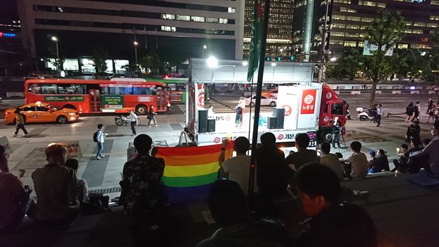 지난 24일 오후 서울 광화문 세종문화회관 앞에서 열린 '동성애자 군인 A 대위 유죄 선고 규탄 긴급행동ㆍ정당연설회'에 300여명의 시민들이 모여 발언을 듣고 있다. 박소영 기자
