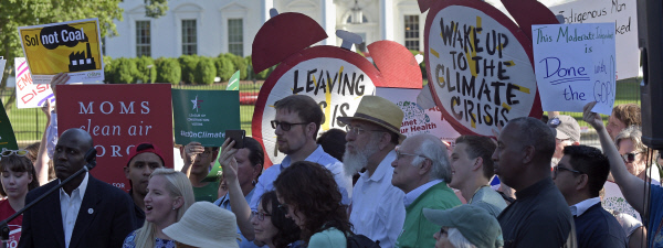 시민들 백악관 앞 항의 시위 도널드 트럼프 미국 대통령의 파리 기후변화협정 탈퇴 선언에 반대하는 시민들이 1일(현지시간) 워싱턴 백악관 앞에 모여 손팻말을 들고 항의시위를 벌이고 있다. 워싱턴 | AP연합뉴스