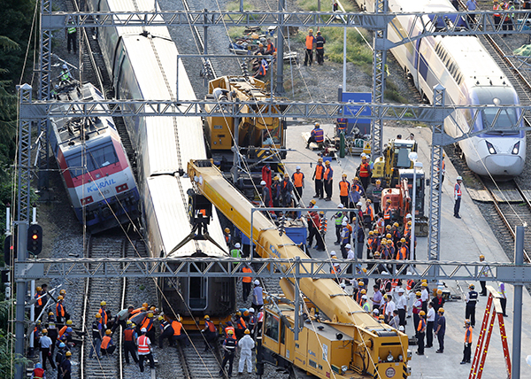 ⓒ연합뉴스 2013년 8월31일 대구역에서 KTX와 무궁화호 열차가 충돌했다. 이날 서울행 KTX와 부산행 KTX, 무궁화호에는 승객 1366명이 타고 있었다.