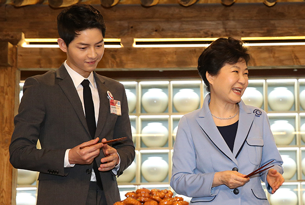 ⓒ연합뉴스 2016년 4월11일 박근혜 전 대통령과 송중기씨가 한식문화관 개관식에 참석했다.
