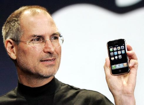 스티브 잡스 애플 창업자가 2007년 아이폰을 공개하는 모습 /조선DB
