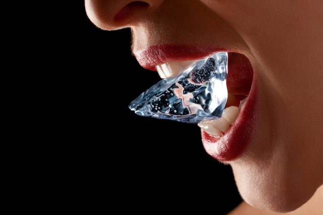 얼음을 깨물어 먹으면 치아에 힘이 집중돼 금이 가거나 깨질 위험이 크다./사진=클립아트코리아