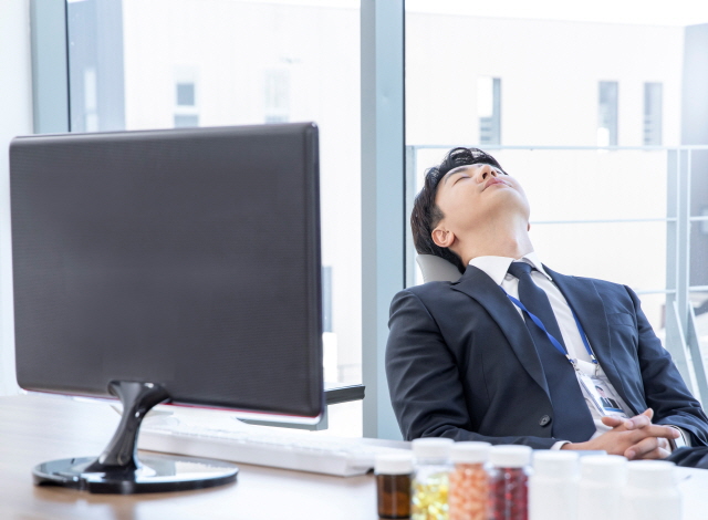 회사에서 낮잠을 잘 때는 머리 받침이 있는 의자 등받이에 기대 자는 것이 가장 좋다./사진=클립아트코리아